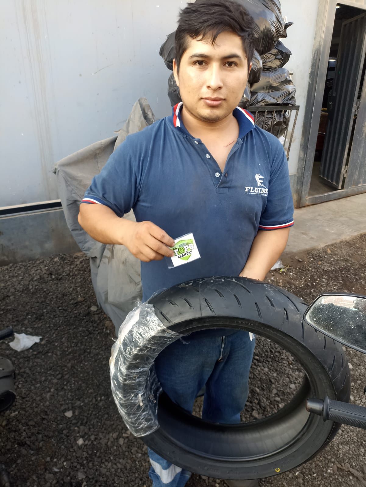 Moto con llanta nueva