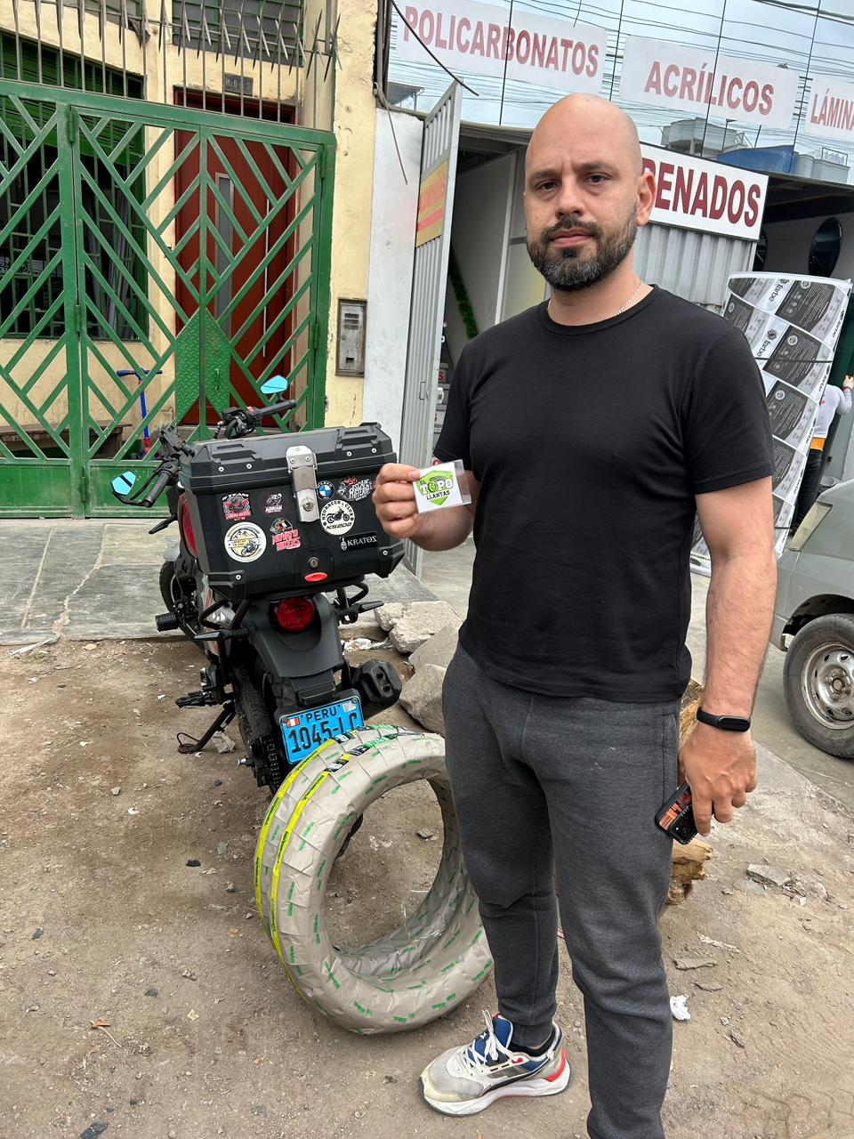 Moto con llanta nueva