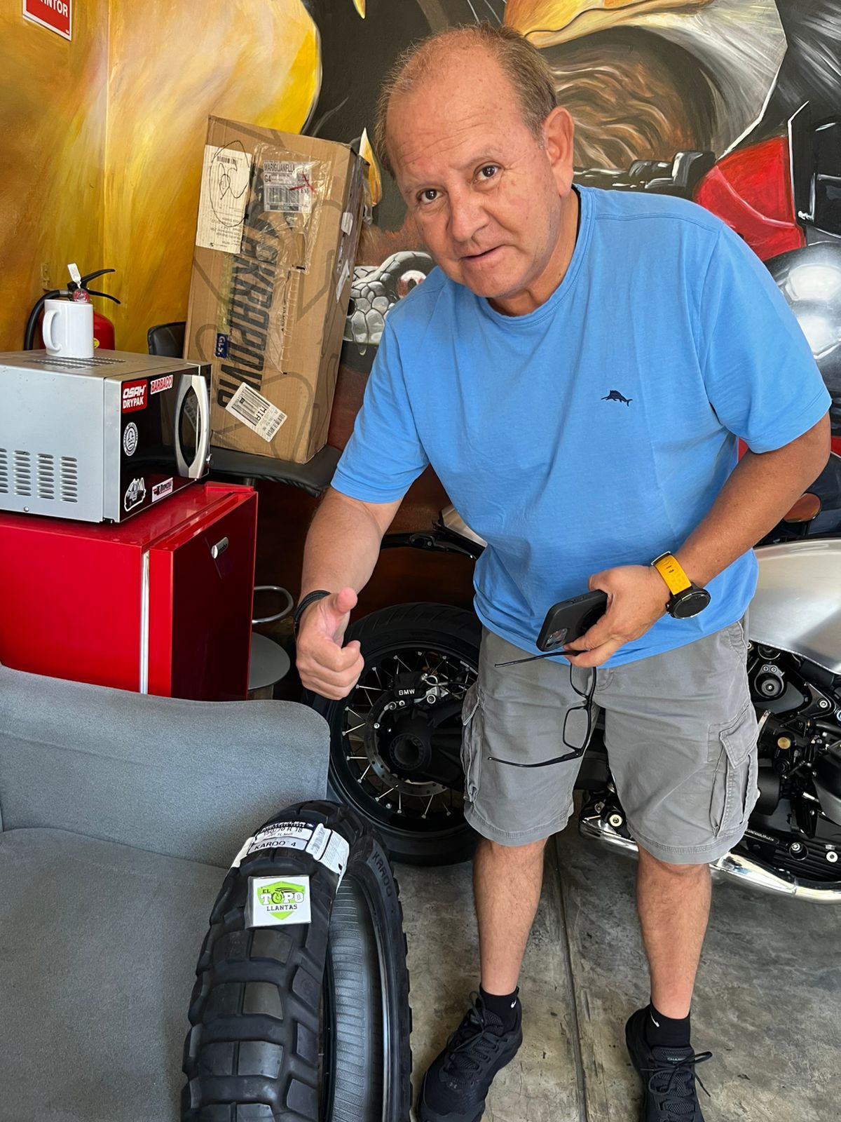 Moto con llanta nueva