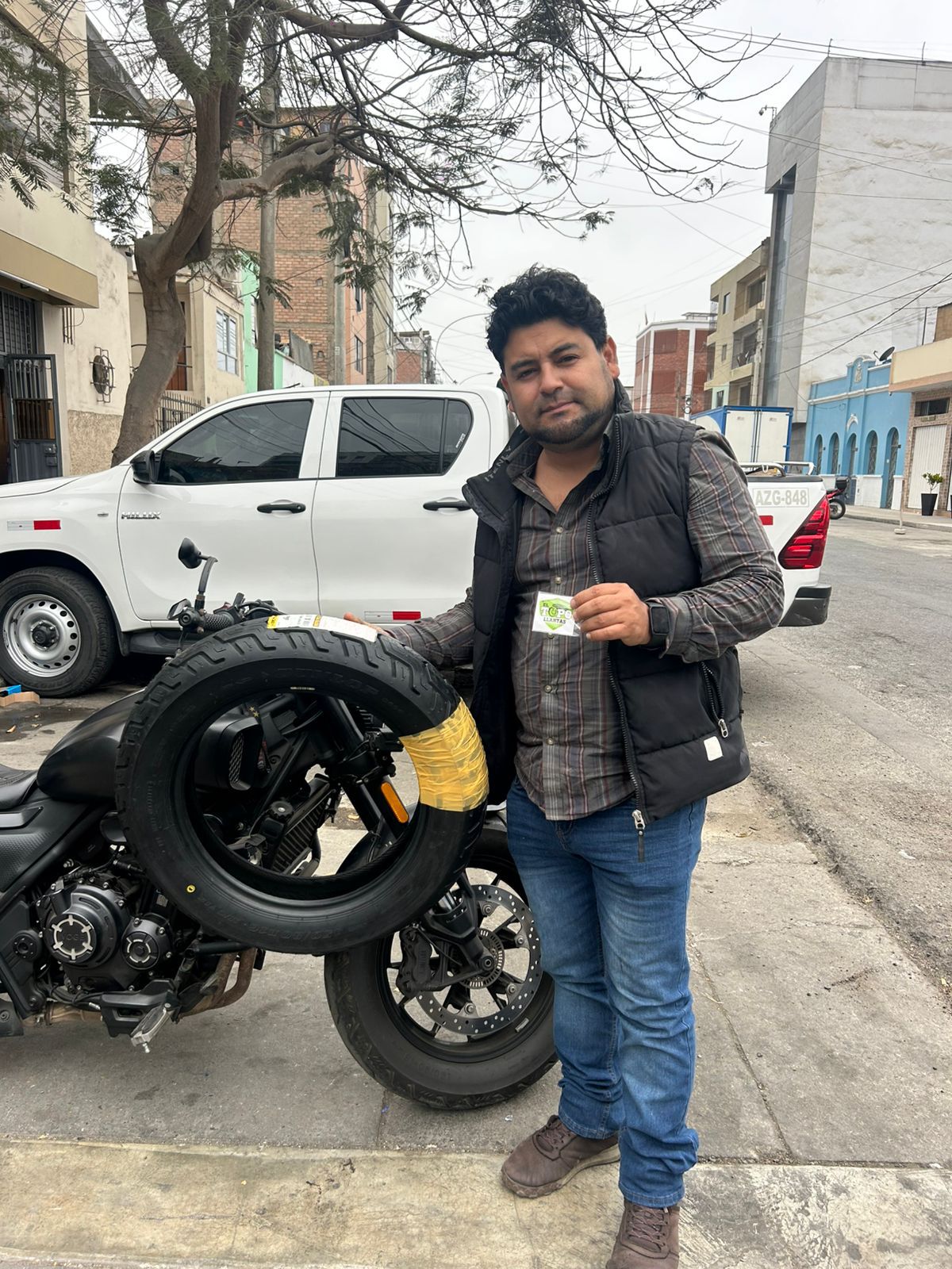Moto con llanta nueva