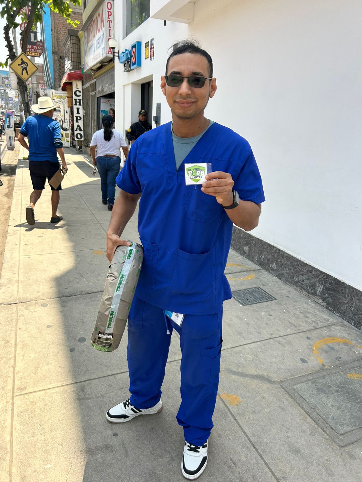 Moto con llanta nueva